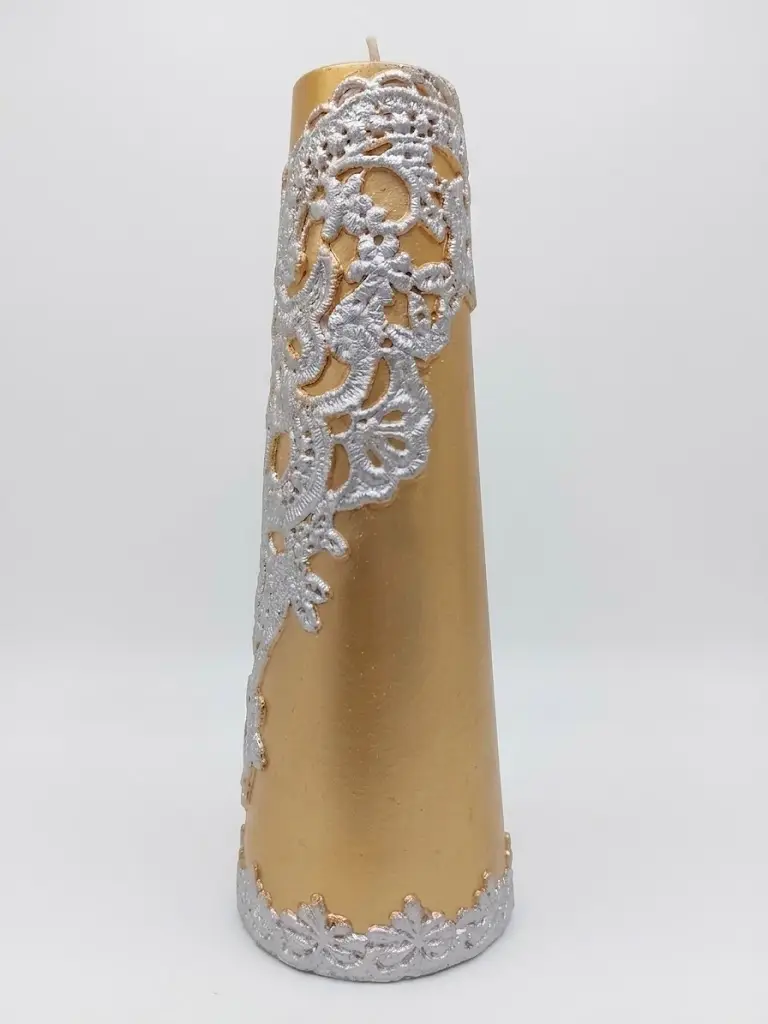 Candela Artigianale Dorata con Intagli in Rilievo Argento – 9x24 cm