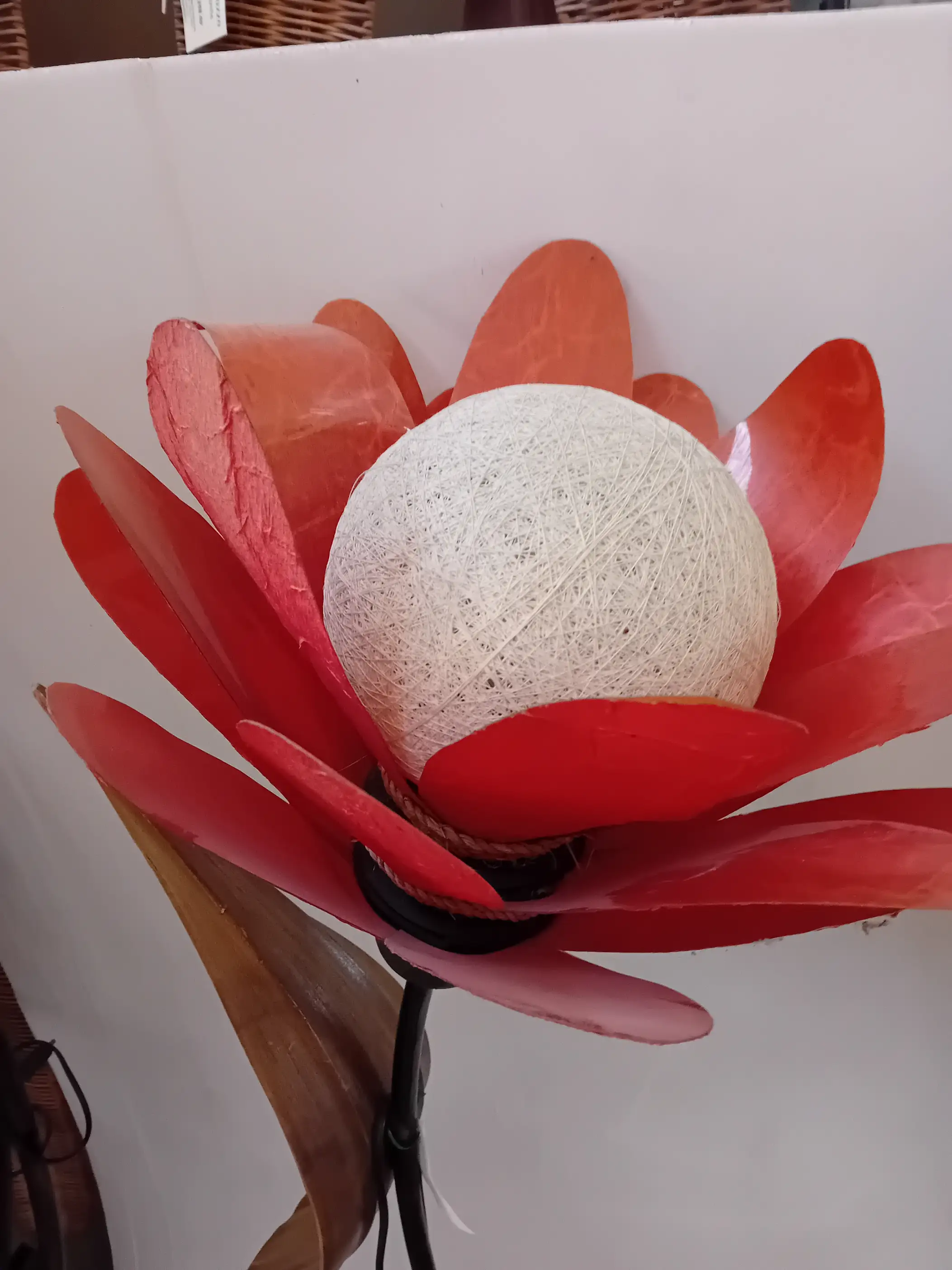 ampada da Terra a Stelo Fiore di Loto Rosso in Rattan, Bambù e Metallo - 3