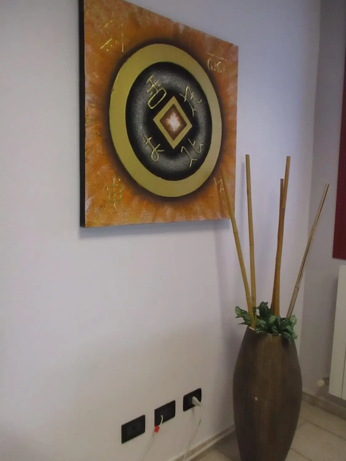 Quadro Batik Artigianale in Rilievo – Simboli Dorati e Sfumature Arancio (83x53 cm) - 3