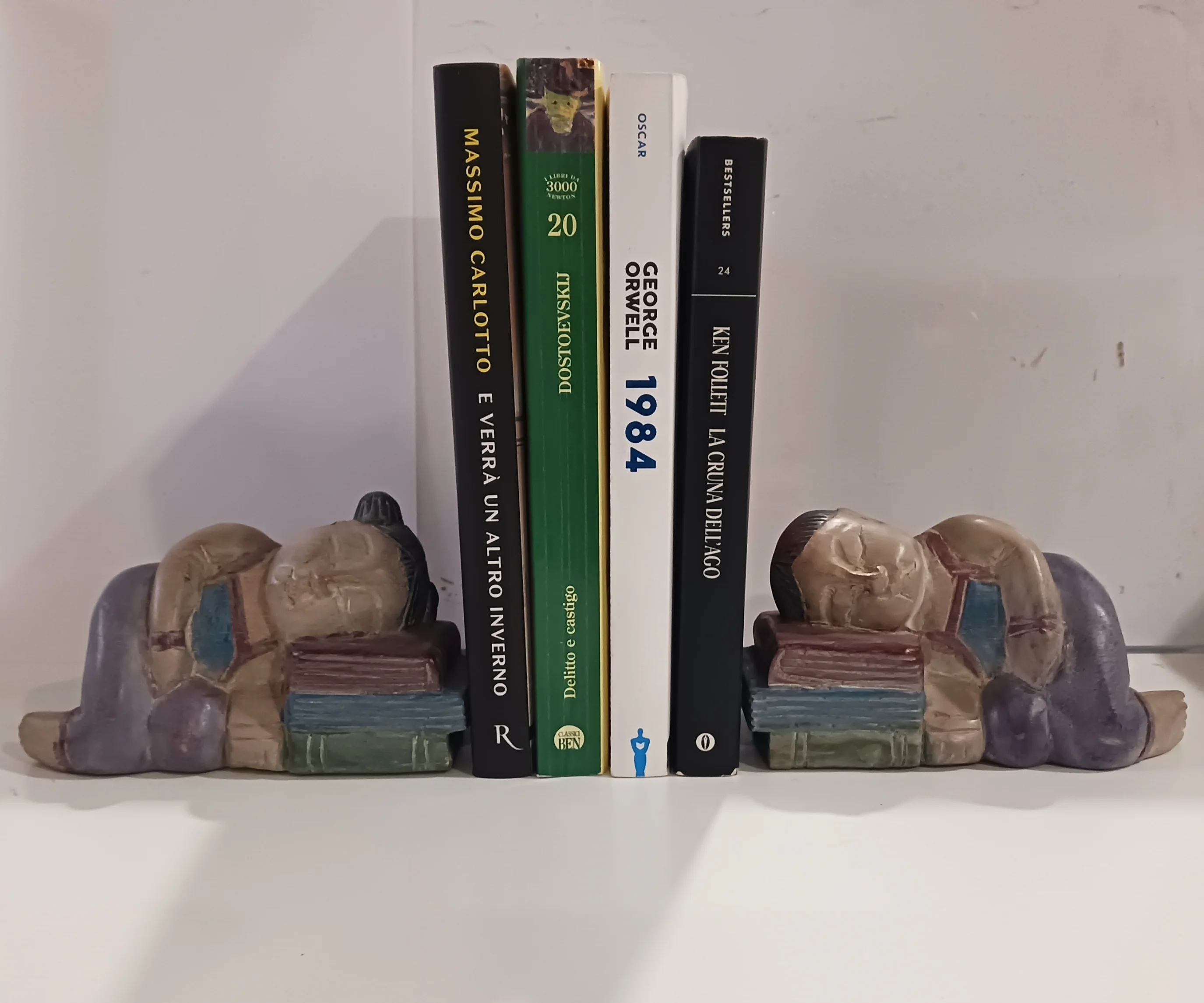 Scultura "Il Riposo del Lettore" in Legno Dipinta a Mano – Bambino addormentata sui libri Cm 16x6x10 H - 3