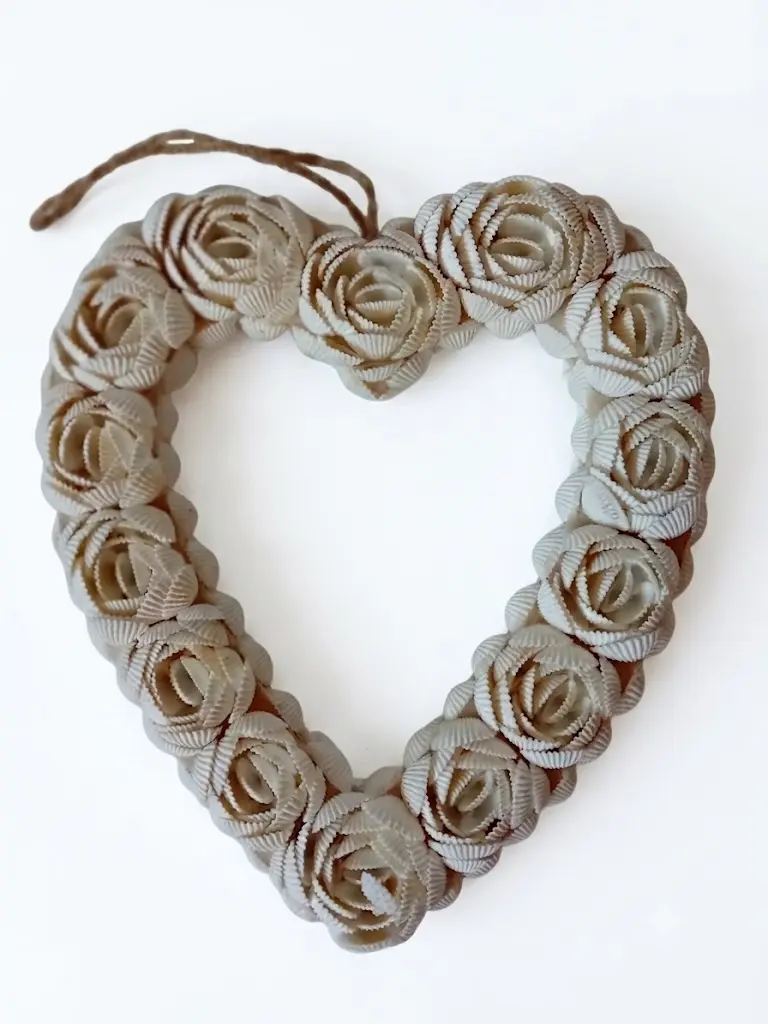 Cuore di Conchiglie Naturali a Forma di Rosa da Appendere - 25 cm
