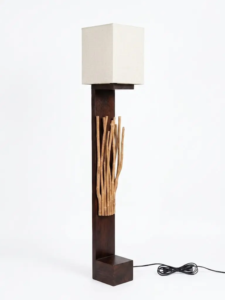ampada a Stelo in Legno e Canne di Rattan con Faretto Orientabile – H 170 cm