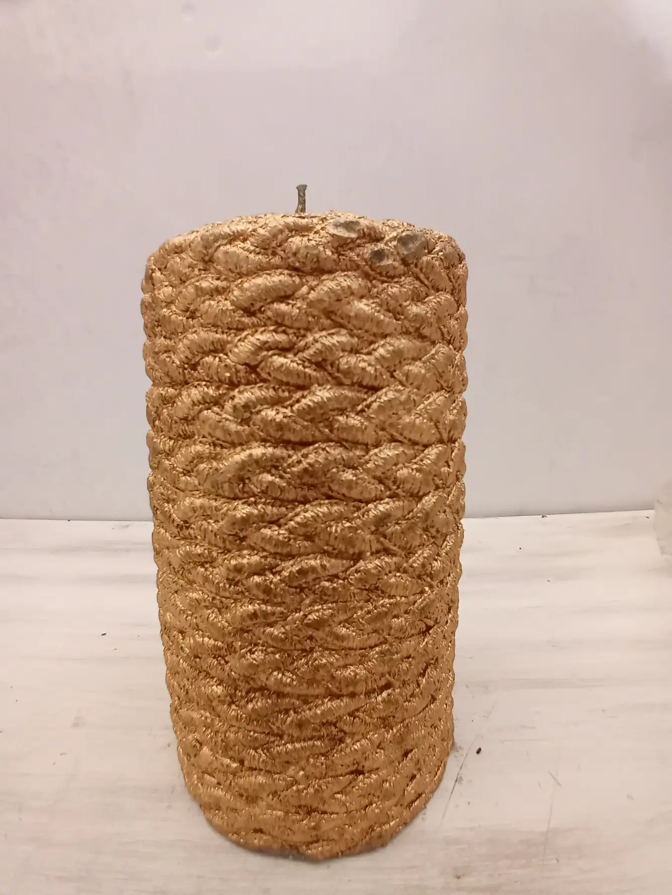 Candela Artigianale Dorata a Rilievo con Cordoncino – 8x15 cm - 3