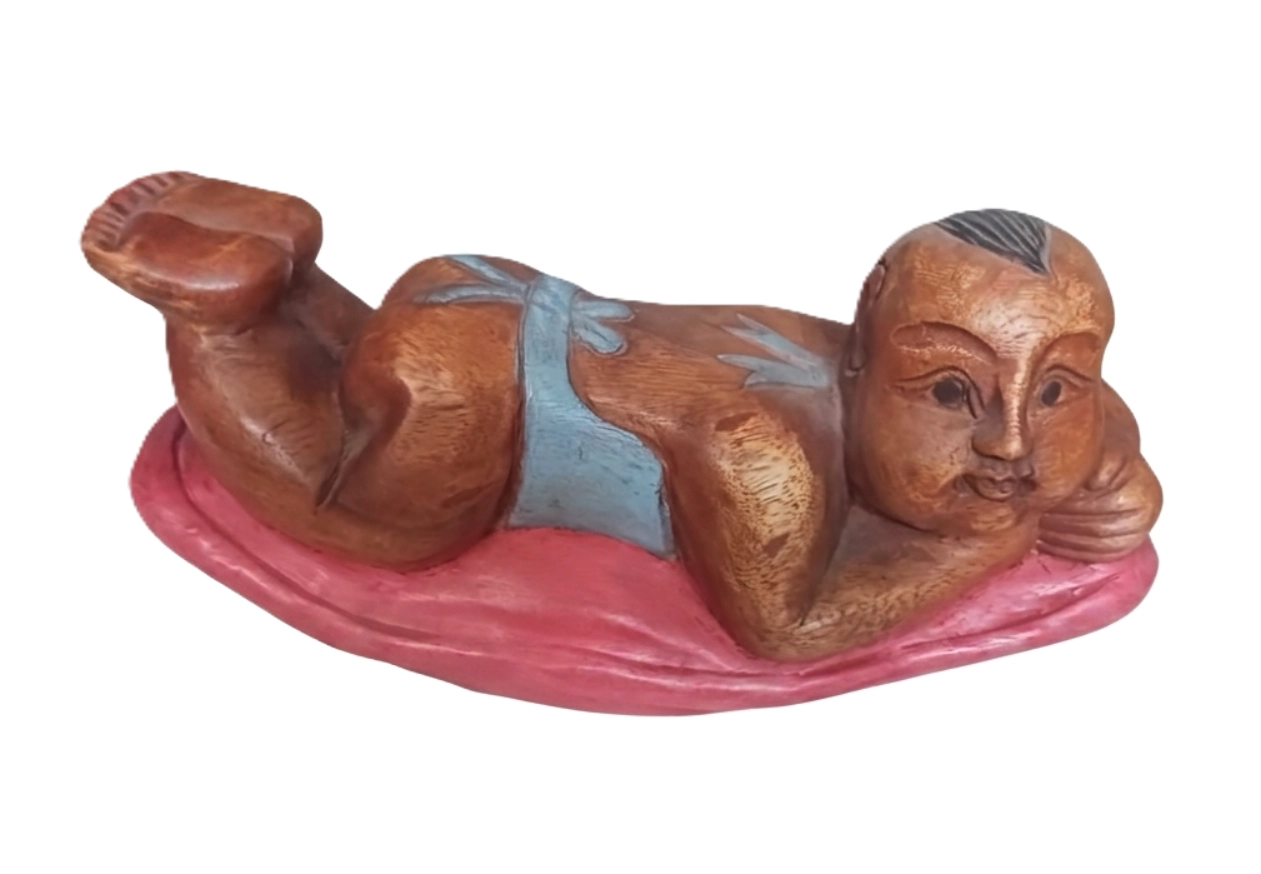 Soprammobile Legno Dondolante "Piccolo Esploratore" – Bambino su Cuscino – 40x12x20H cm