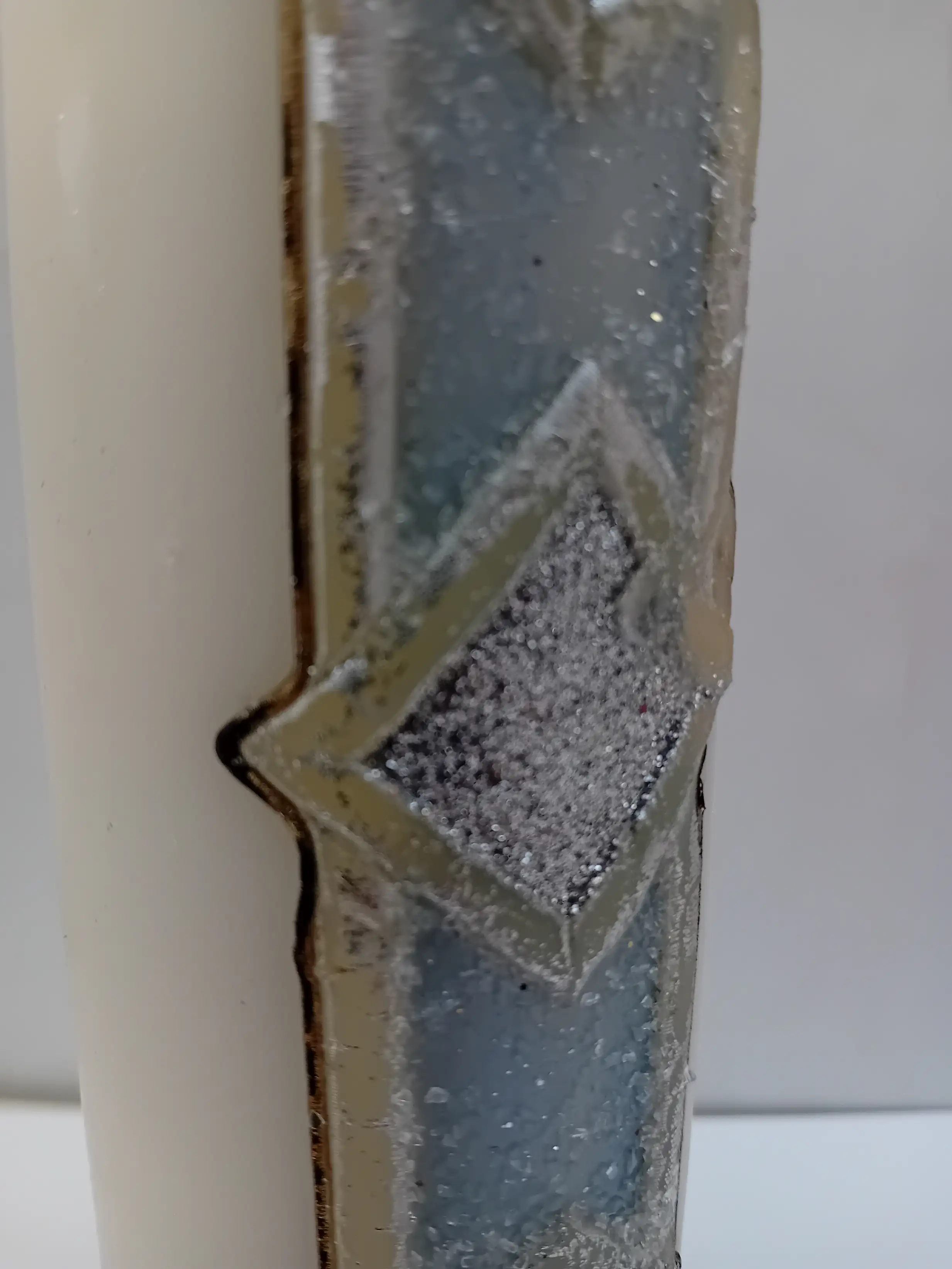 Candela Artigianale Cilindrica Avorio 6x19 cm – Decori Geometrici Argento e Azzurro