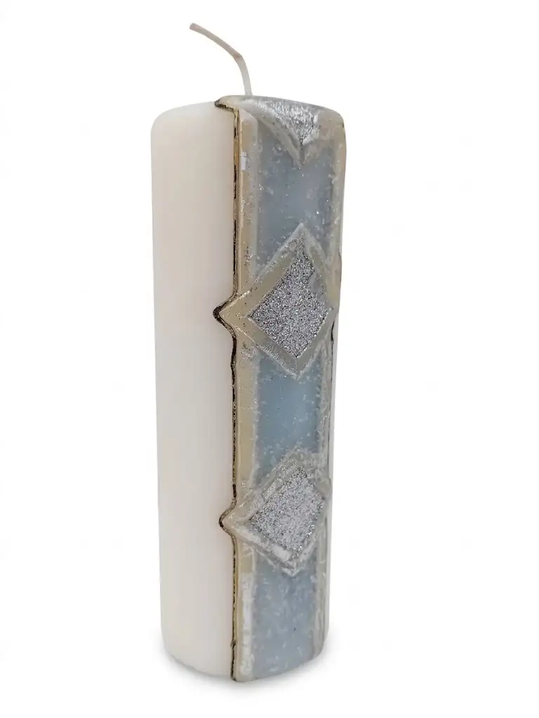 Candela Artigianale Cilindrica Avorio 6x19 cm – Decori Geometrici Argento e Azzurro