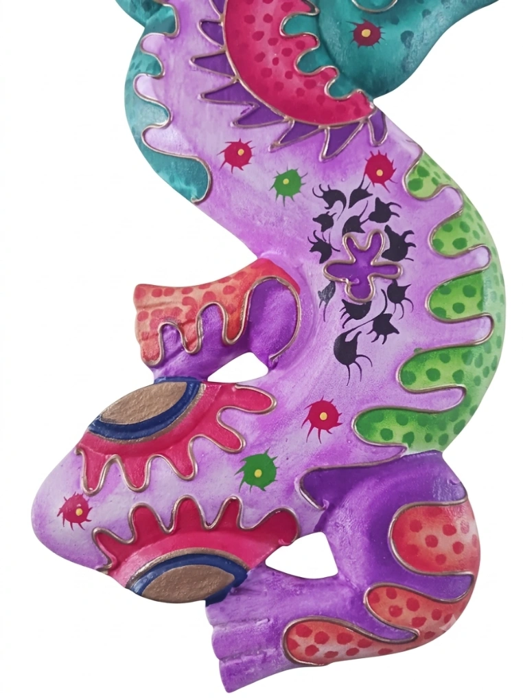 Geco Decorativo da Parete in Legno Fucsia – Scultura Portafortuna Dipinta a Mano