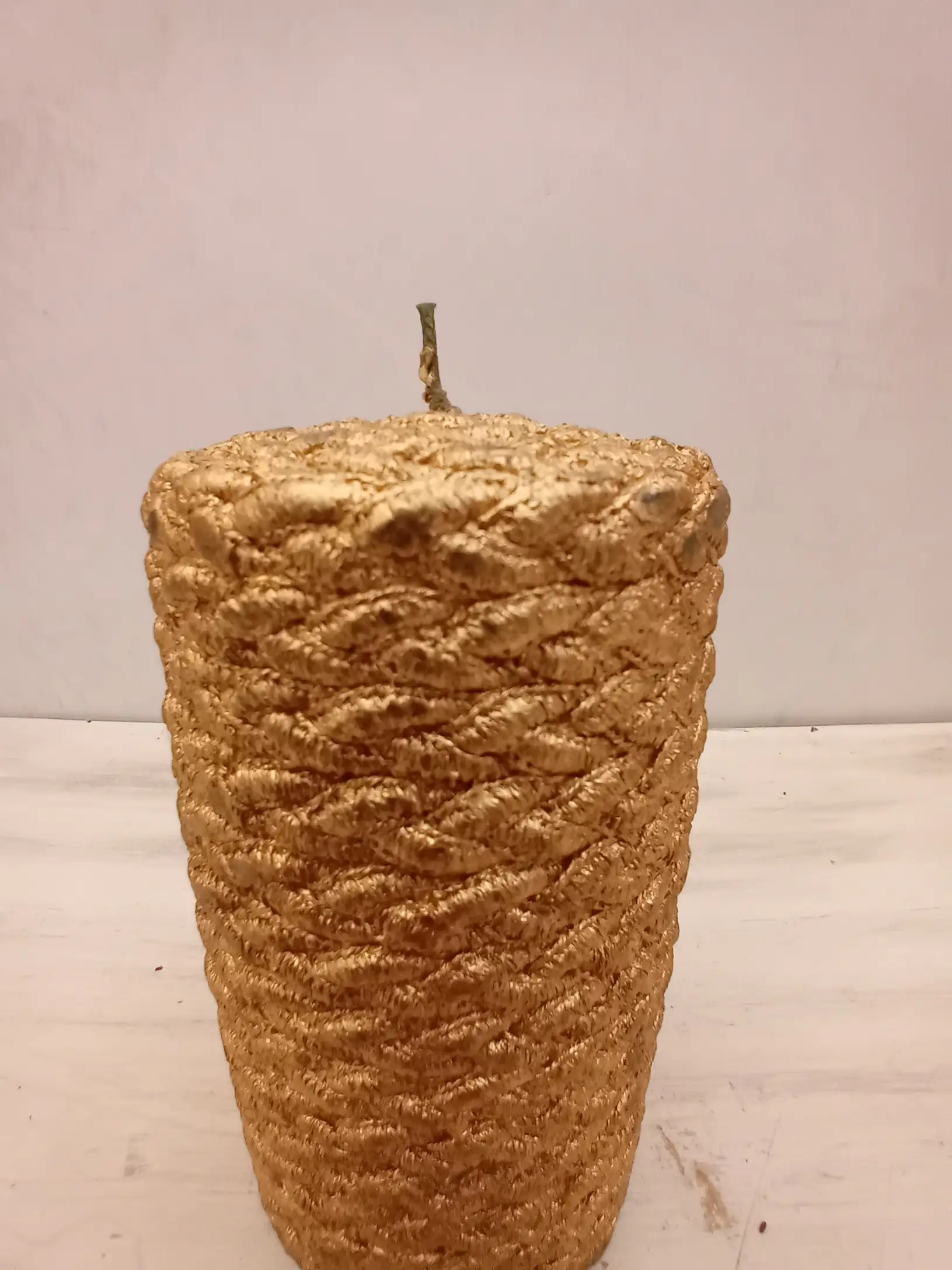 Candela Artigianale Dorata a Rilievo con Cordoncino – 8x15 cm