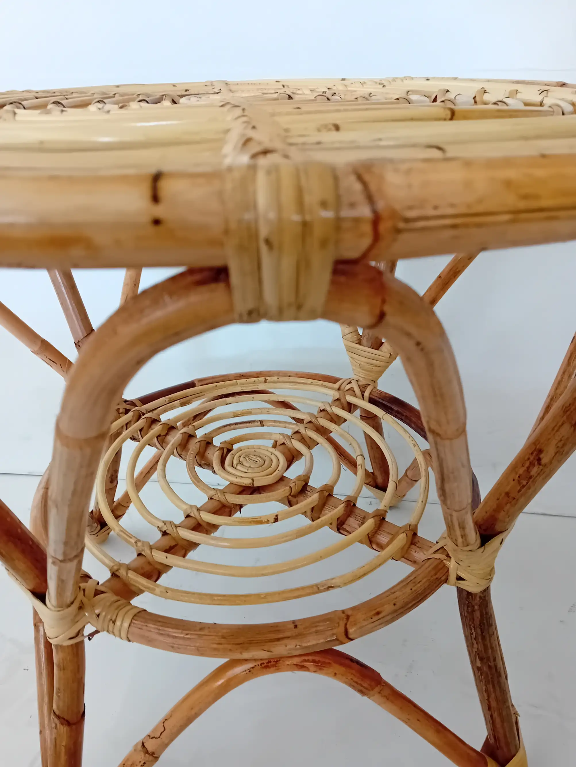 Tavolino da Tè Rotondo in Rattan Naturale con Ripiano Inferiore – Stile Boho ed Etnico - 3