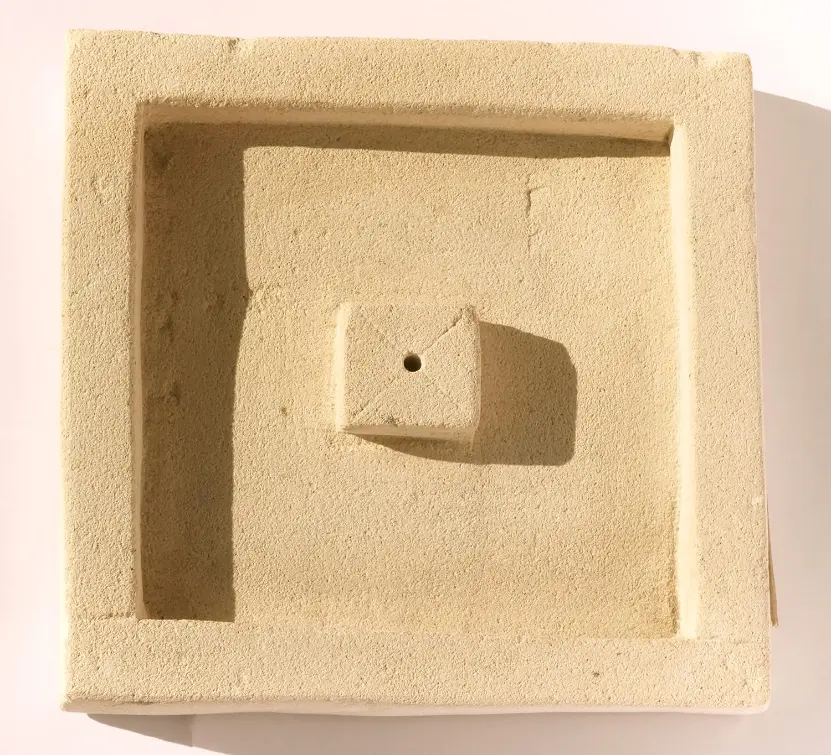 Bruciatore d'Incenso Zen in Pietra con Statuetta Buddha (15x15x15 cm) - 4