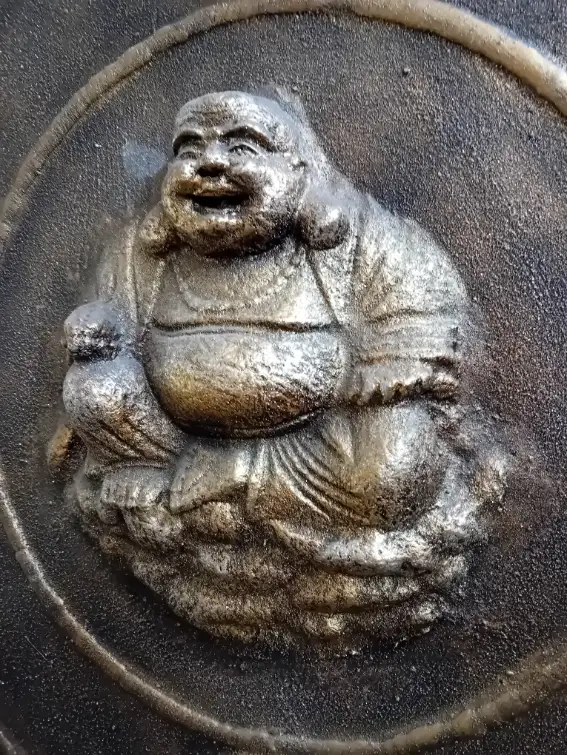Pannello in Bassorilievo Buddha della Felicità con Monete Feng Shui – 80x70 cm