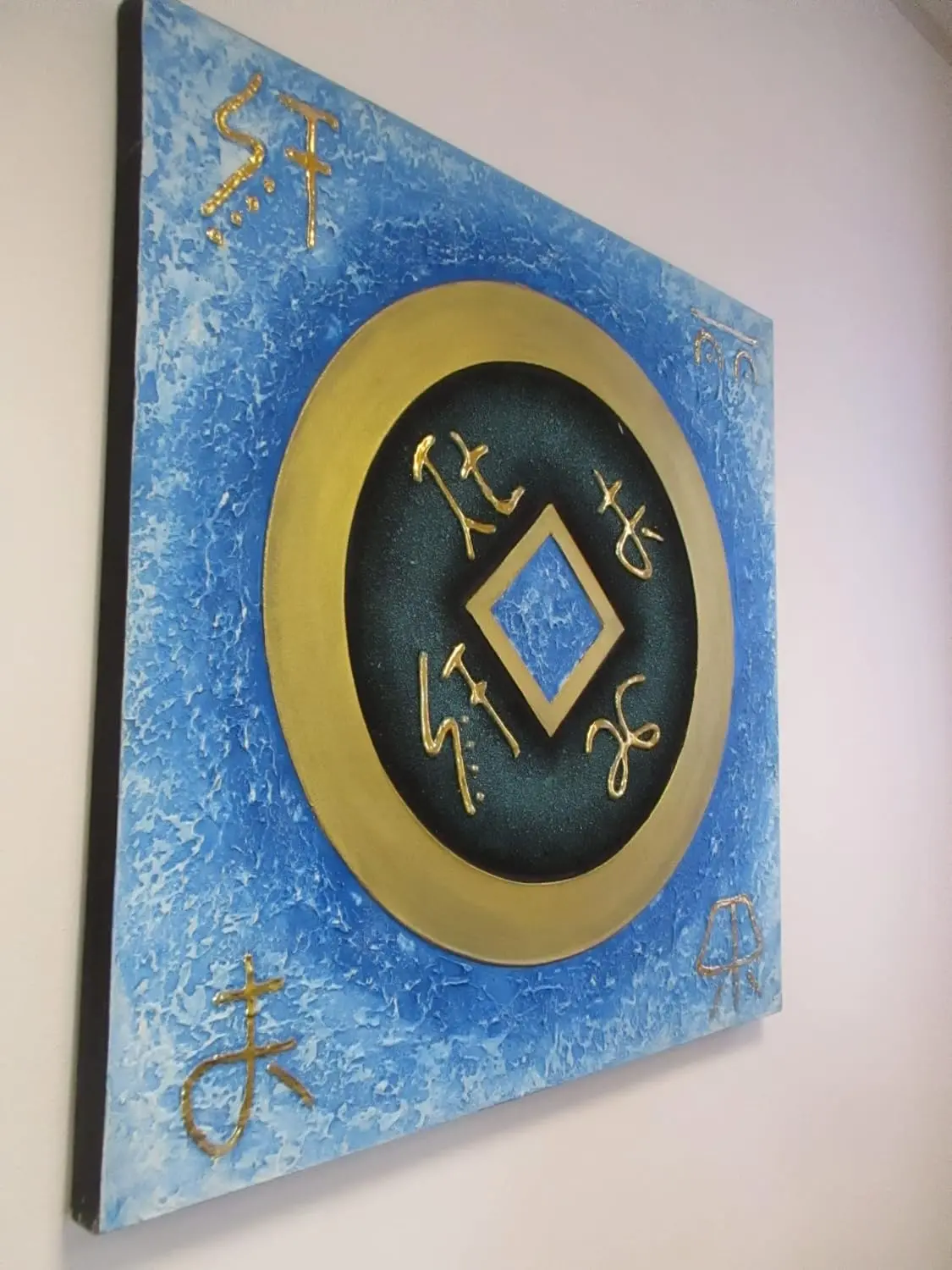 Quadro Batik Artigianale in Rilievo – Simboli Dorati e Sfumature Blu Oceano (83x53 cm) - 4