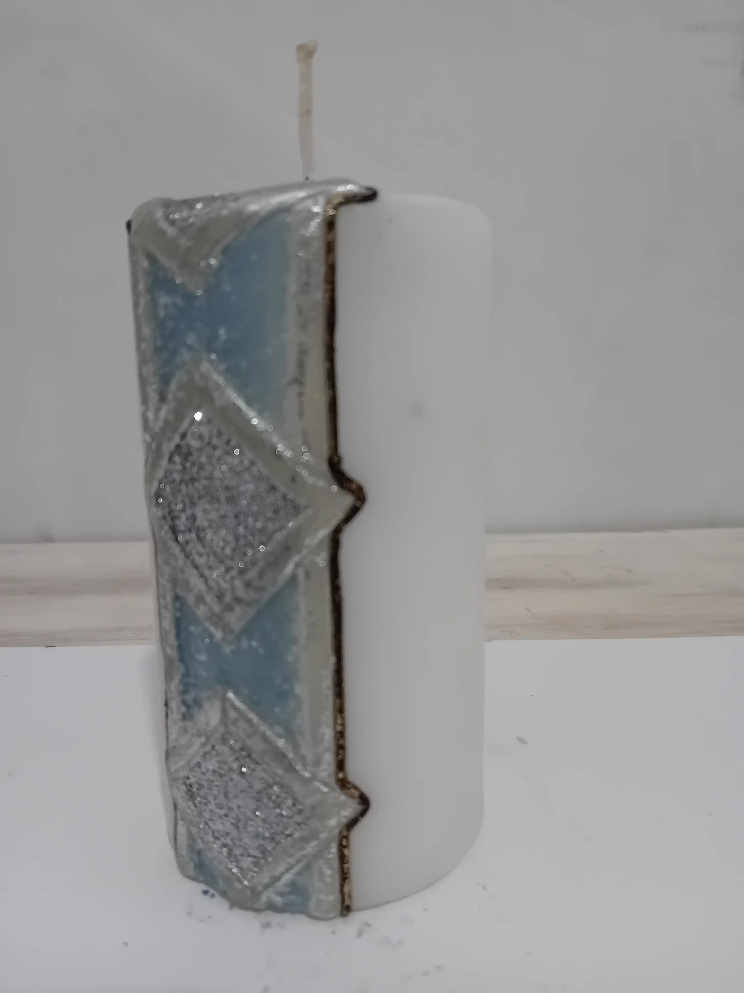 Candela Artigianale Elegante 6x11 cm – Decorazione Celestiale e Dettagli Argento