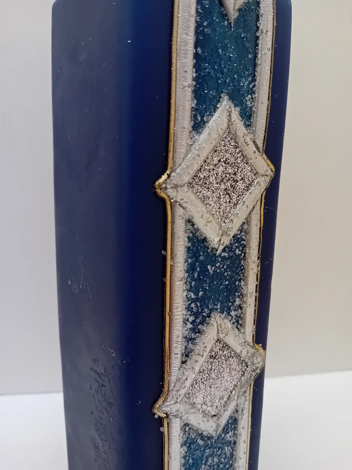 Candela Artigianale Blu 6x6x20 cm con Decorazioni Argento Fatte a Mano