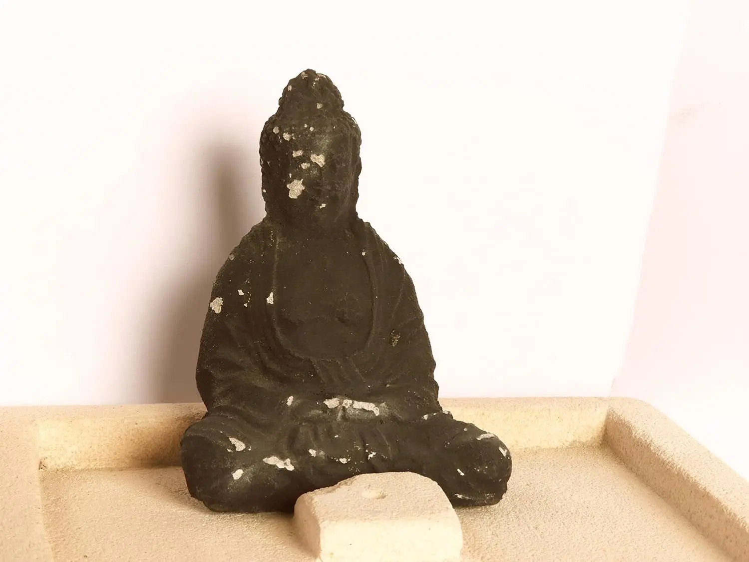 Bruciatore d'Incenso Zen in Pietra con Statuetta Buddha (15x15x15 cm) - 3