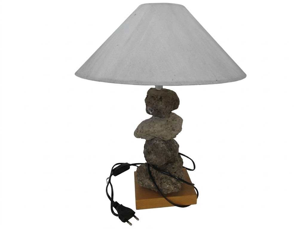 lampada da tavolo sassi con tufo lavico