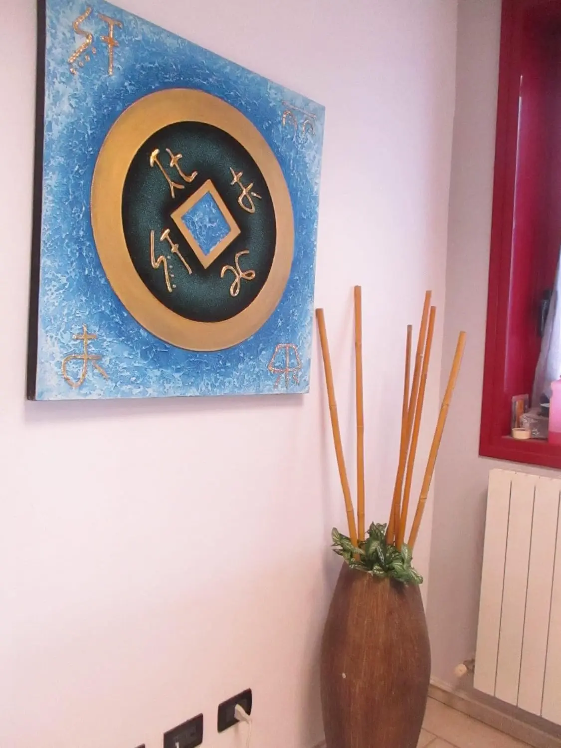 Quadro Batik Artigianale in Rilievo – Simboli Dorati e Sfumature Blu Oceano (83x53 cm) - 5