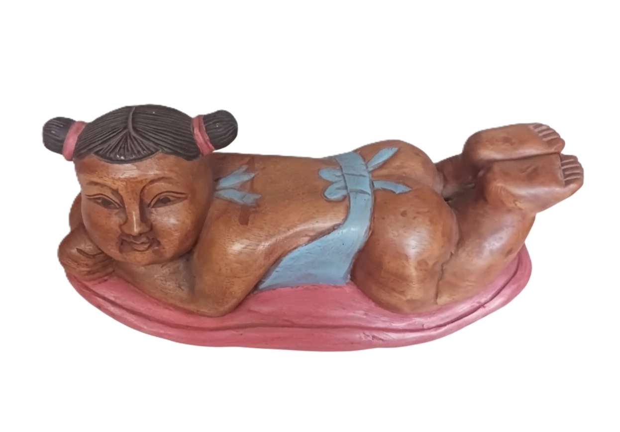 Soprammobile Legno Dondolante "Sorrisi in Dondolo" – Bambina su Cuscino – 40x12x20H cm