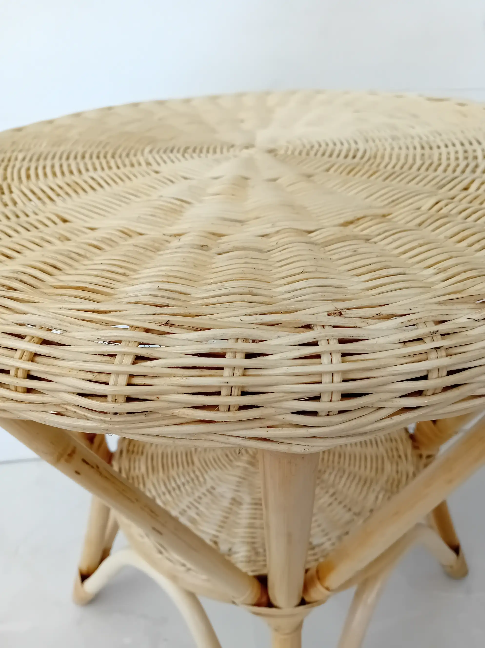 Tavolino Rotondo in Midollino e Giunco con Doppio Ripiano – Stile Boho-Chic