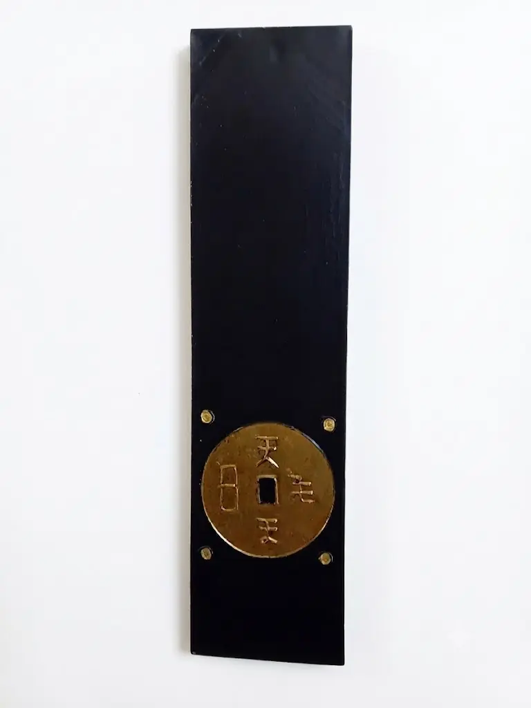Quadro Pannello in Rilievo Balinese – Moneta Dorata su Fondo Nero (120x30 cm)