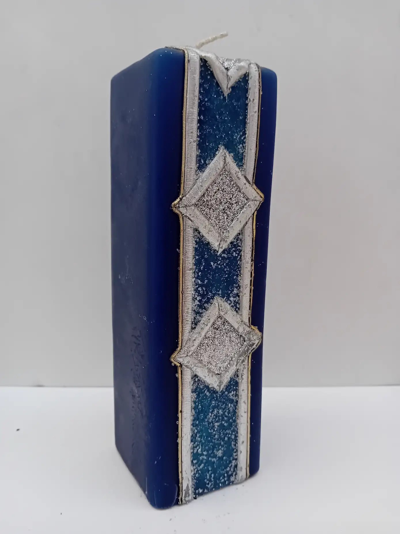 Candela Artigianale Blu 6x6x20 cm con Decorazioni Argento Fatte a Mano - 3