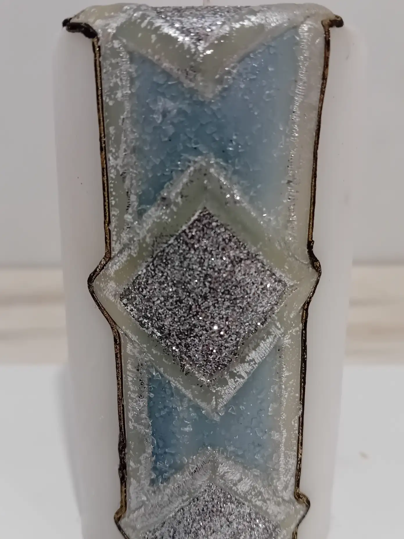 Candela Artigianale Elegante 6x11 cm – Decorazione Celestiale e Dettagli Argento - 3