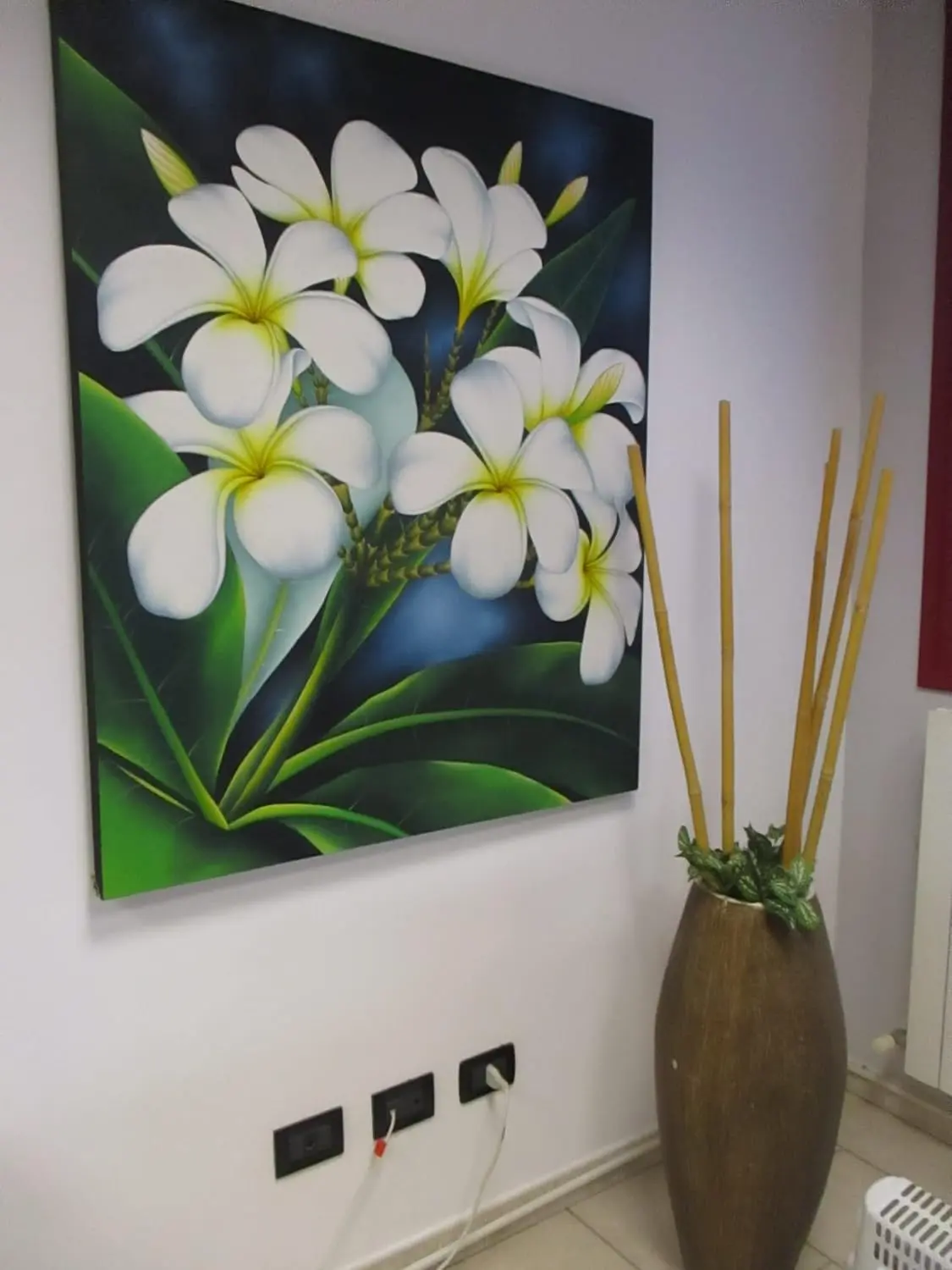 Quadro Batik Artigianale "Fiori di Frangipani" – Dipinto a Mano a Bali (120x100 cm)