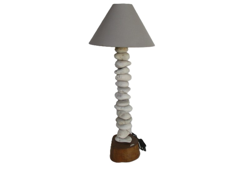 lampada stello con sassi di fiume