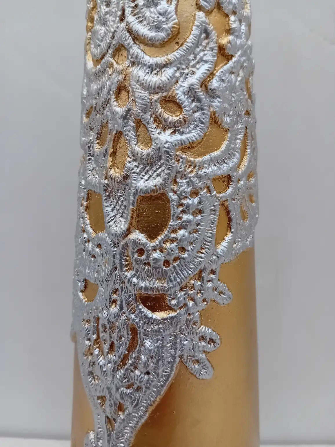 Candela Artigianale Dorata con Intagli in Rilievo Argento – 9x24 cm