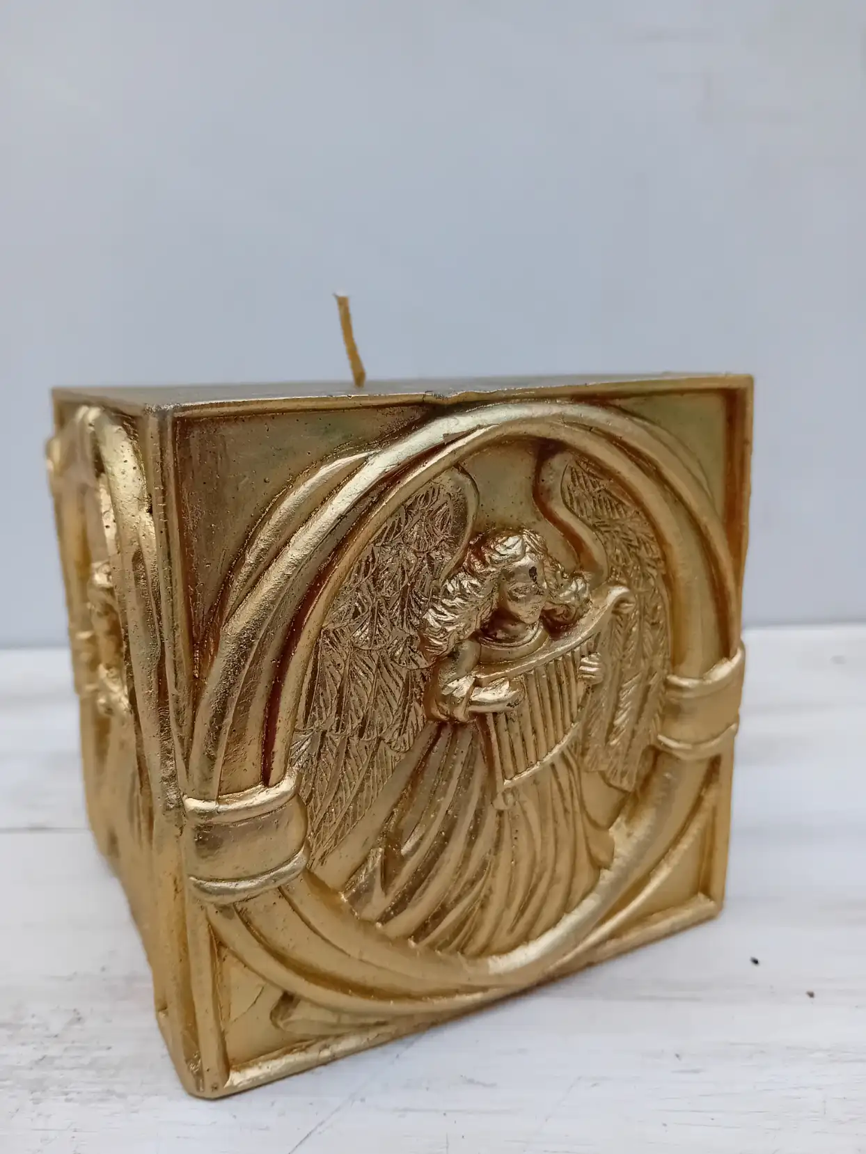 Candela Cubica (10x10 cm) Artigianale Dorata con Angeli Musicanti Inrilievo