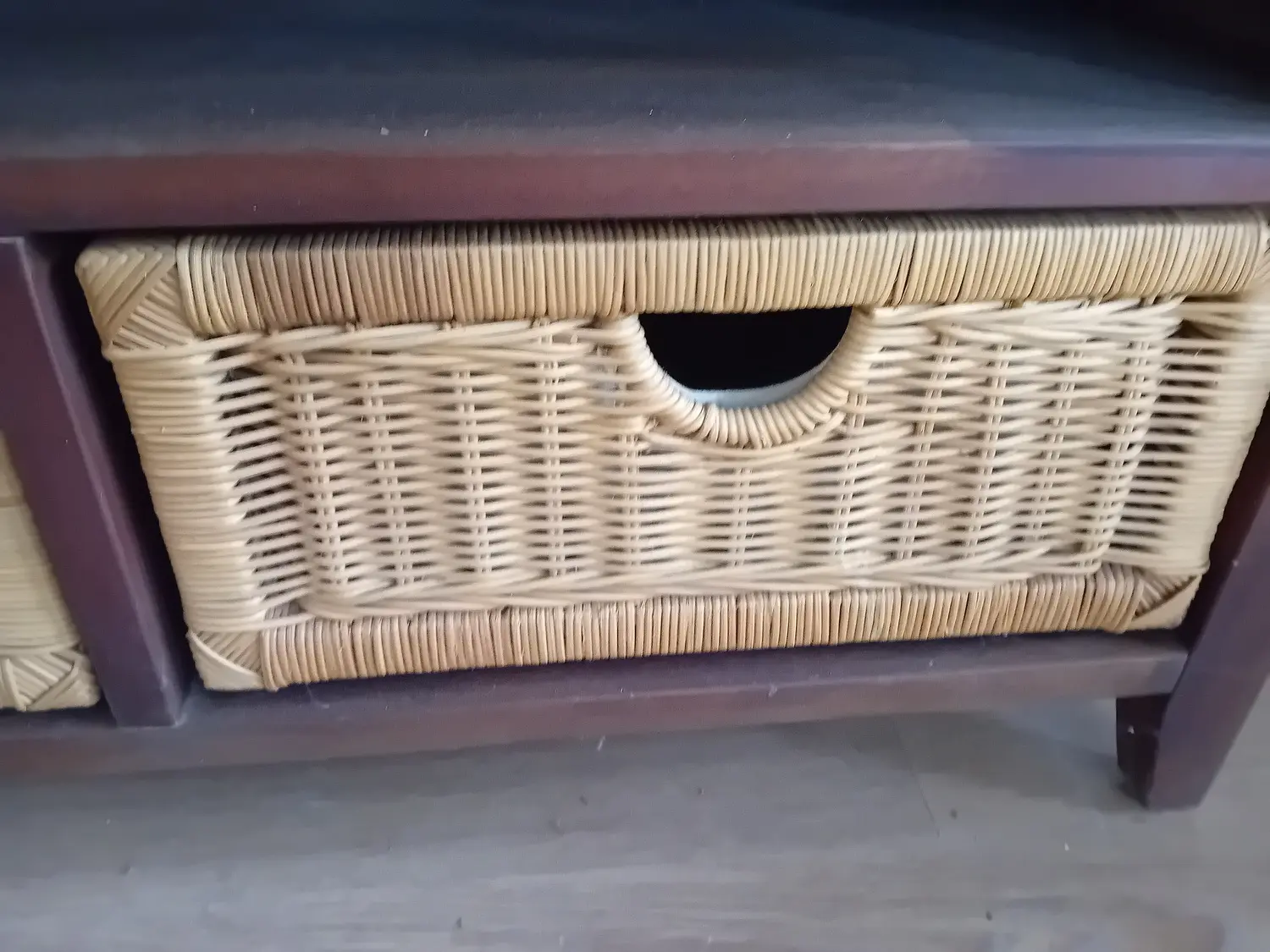 cassettiera in rattan naturale e mogano porta tv - 4