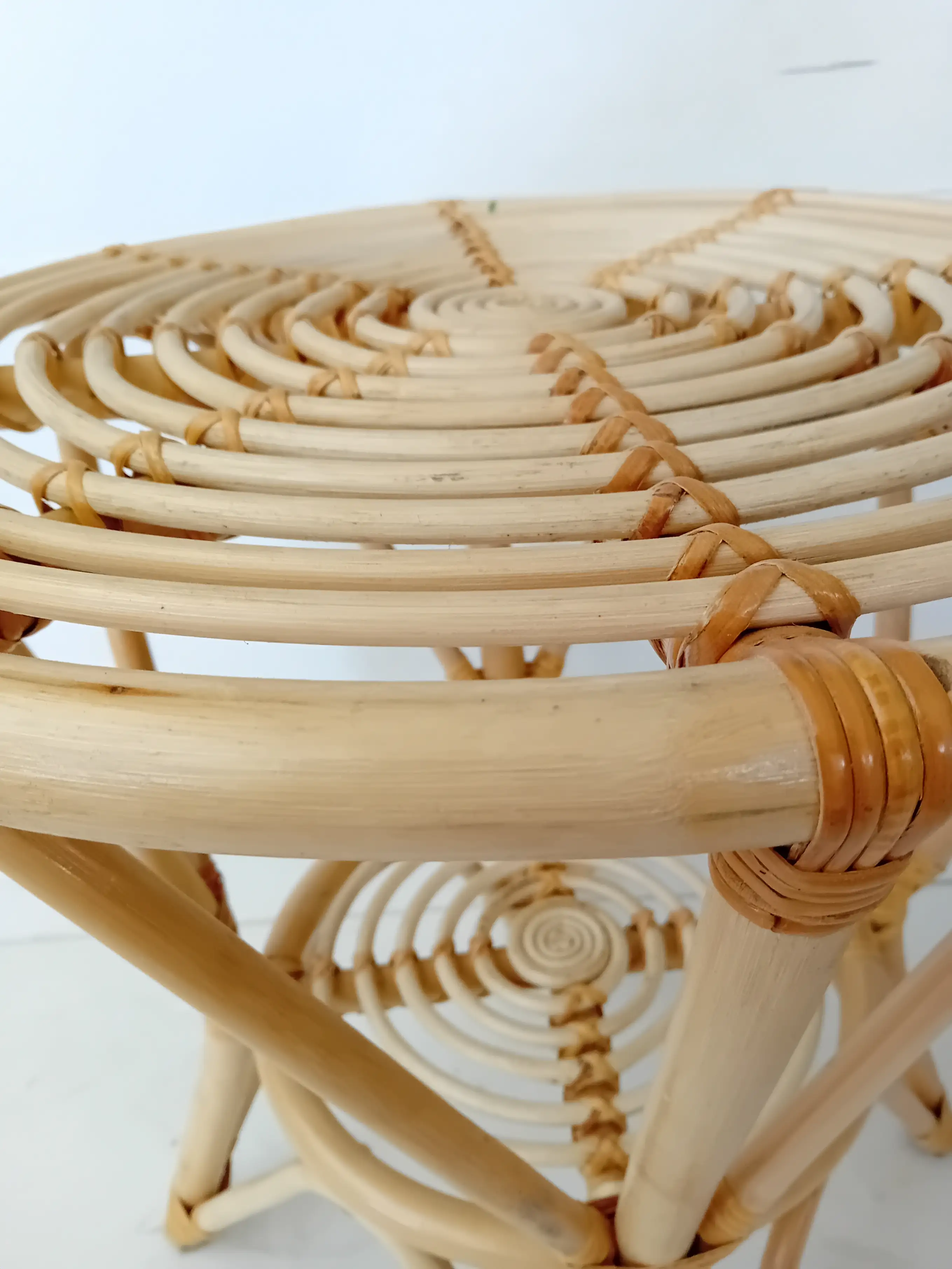 avolino Rotondo in Rattan Naturale con Doppio Ripiano a Cerchi Concentrici