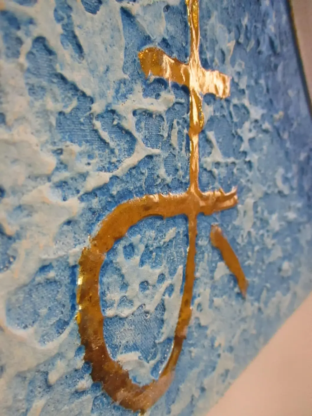 Quadro Batik Artigianale in Rilievo – Simboli Dorati e Sfumature Blu Oceano (83x53 cm)