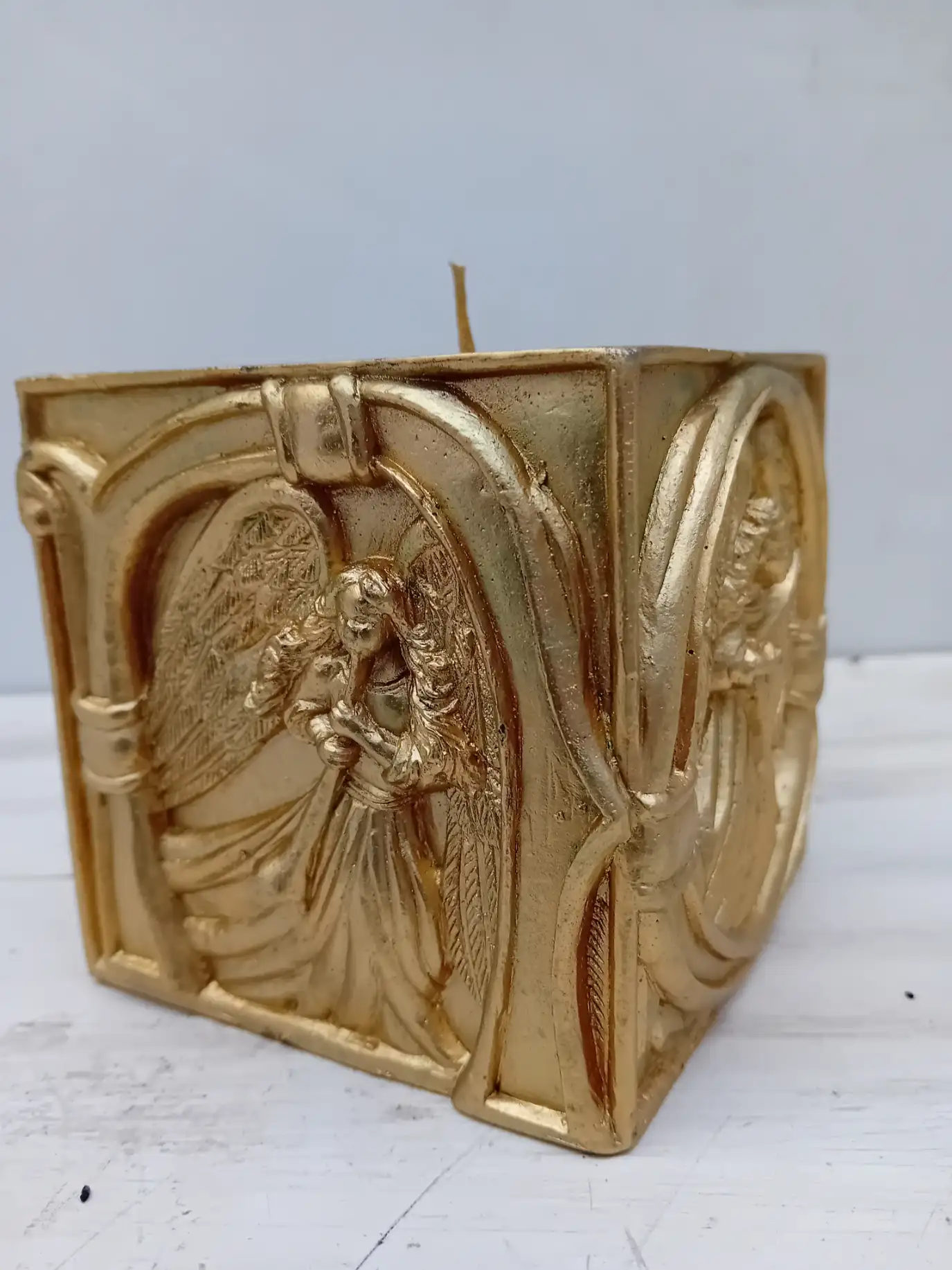 Candela Cubica (10x10 cm) Artigianale Dorata con Angeli Musicanti Inrilievo - 3